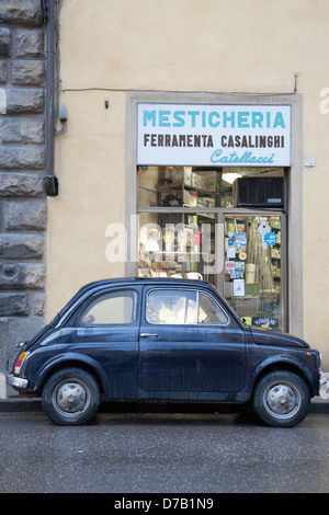 Ancienne Fiat 500 voiture à l'extérieur de magasin traditionnel à Florence, Italie Banque D'Images