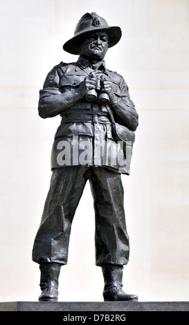 Londres, Angleterre, Royaume-Uni. Statue (1990, par Ivor Roberts-Jones) de William Joseph Slim / 1er vicomte Slim (1891-1970) Banque D'Images