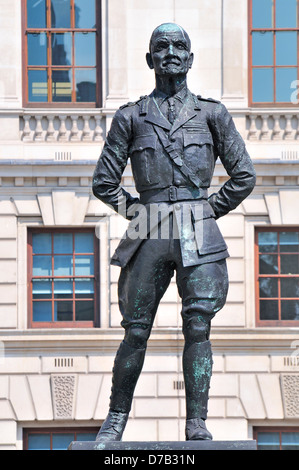 Londres, Angleterre, Royaume-Uni. Statue (1956 ; Jacob Epstein) du Maréchal Jan Christian Smuts (1870-1950) à la place du Parlement Banque D'Images