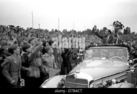 Accueil enthousiaste par 30 000 spectateurs pour national soccer player Max Morlock (M, dans la voiture) le 7 juillet en 1954 à Nuremberg. L'équipe nationale allemande avec Morlock venait de gagner la finale de championnat du monde contre la Hongrie avec 3:2. Morlock avait frappé les 1:2 objectif. Banque D'Images