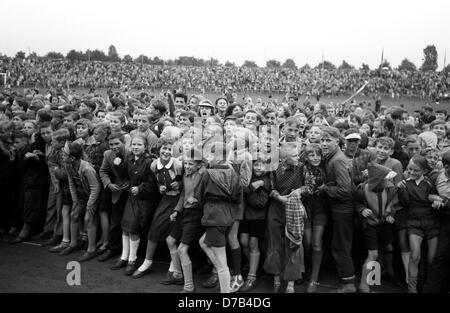 Accueil enthousiaste pour le joueur allemand Max internatinoal Morlock (pas dans la photo) dans le stade de Nuremberg le 7 juillet en 1954 en face de 30 000 spectateurs. L'équipe nationale de football allemande avec Morlock a remporté le FIFA 1954 sensationelle finale de la Coupe du Monde - 3:2 contre la Hongrie, pour la première fois remporter un titre de Coupe du monde. Populaires Morlock avait obtenu l'attaquant 1:2 réducteur. Banque D'Images