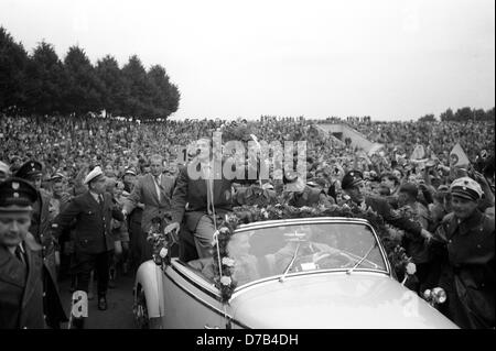 Accueil enthousiaste par 30 000 spectateurs pour national soccer player Max Morlock (M, dans la voiture) le 7 juillet en 1954 à Nuremberg. L'équipe nationale allemande avec Morlock venait de gagner la finale de championnat du monde contre la Hongrie avec 3:2. Morlock avait frappé les 1:2 objectif. Banque D'Images