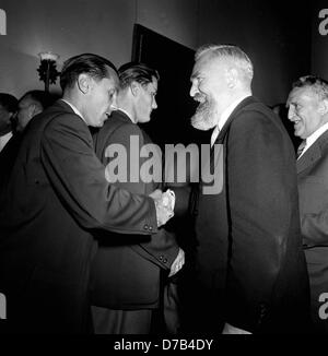 Accueil enthousiaste pour l'équipe nationale de football allemande à Munich le 6 juillet. Le Dr Alois Hundhammer (R, avant), serre la main avec striker Max Morlock (L), à côté de lui son coéquipier Ottmar Walter (2e à partir de l'arrière). En retour le président du Sénat, M. Singer. Deux jours avant que l'Allemagne avait joué un match contre la Hongrie à Berne et avait remporté la finale de la Coupe du Monde FIFA 1954 3:2, remportant le titre de Coupe du monde pour la première fois. Banque D'Images