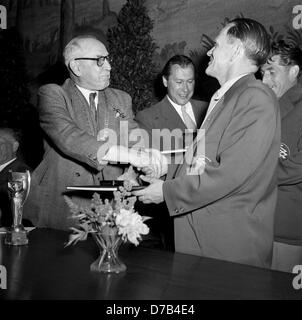 Accueil enthousiaste pour l'équipe nationale de football allemande à Munich le 6 juillet en 1954 : maire Thomas Wimmer (l) est l'entraîneur de l'équipe de féliciter Sepp Herberger (r, à l'avant) et le capitaine de l'équipe, Fritz Walter (r, à l'arrière). Deux jours plus tôt, l'Allemagne avait joué un match contre la Hongrie et avait remporté la finale de la Coupe du Monde FIFA 1954 3:2 à Berne, remportant le titre de Coupe du monde pour la première fois. Banque D'Images