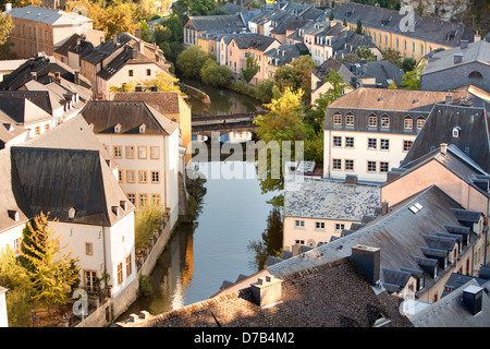 Vue sur les maisons et les rues de la ville basse, vu de la Corniche, Luxembourg, Europe Banque D'Images