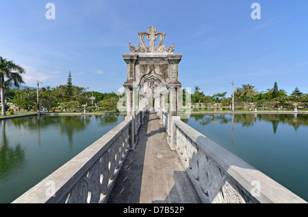 Pont à arches en passerelle Tirtagangga Palais aquatique Taman Ujung - Bali Indonésie Banque D'Images