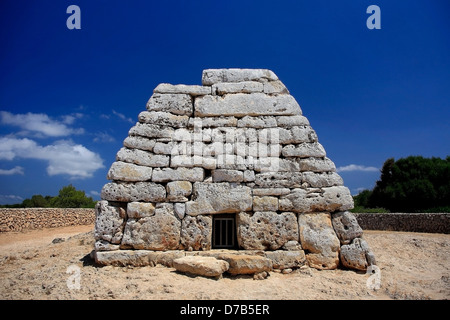 Naveta des Tudons, une chambre funéraire Talayotic tombe plus vieux bâtiment couvert en Espagne, à l'île de Menorca, Baléares Banque D'Images