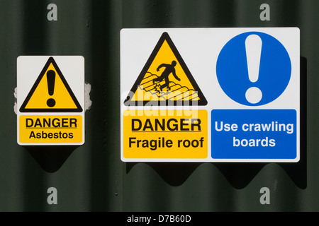 Danger de l'amiante et toit fragile panneau d'avertissement Banque D'Images