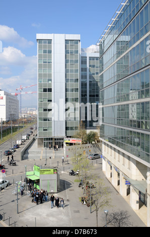 Bureaux modernes ou bâtiments de bureaux dans le quartier d'affaires central de l'Europe Méditerranée Marseille Provence France Banque D'Images