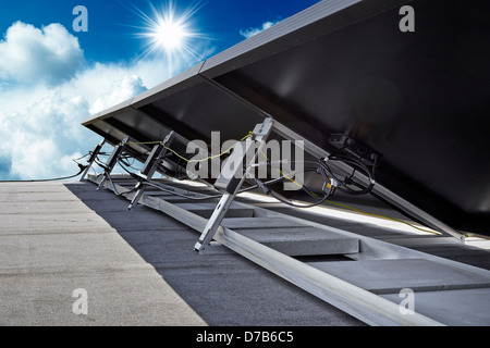 Une vue de l'arrière d'une rangée de panneaux solaires sur un toit. clipping path Banque D'Images