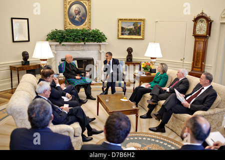 Le président américain Barack Obama rencontre le président Hamid Karzai de l'Afghanistan dans le bureau ovale de la Maison Blanche le 12 mai 2010 à Washington, DC. Banque D'Images
