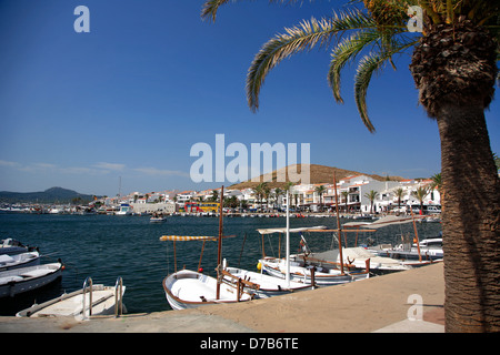 Bateaux de pêche dans le port de Fornells resort, l'île de Minorque, Baléares, Espagne, Europe Banque D'Images