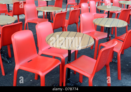 Des chaises et des tables en plastique rouge vides à l'extérieur du pub irlandais déserté Old Port ou Vieux Port Marseille Provence France Banque D'Images