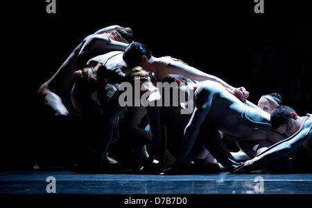 L'ensemble de l'état de Berlin Ballet danse une scène de la pièce 'masse' dans le célèbre club techno Berghain à Berlin, Allemagne, 02 mai 2013. La pièce de danse célèbre sa première le 04 mai 2013. Photo : KAY NIETFELD Banque D'Images