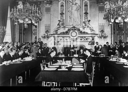 Robert Schuman, ministre français des Affaires étrangères annonce le plan de fonder la Communauté européenne du charbon et de l'acier (CECA) en face de l'Assemblée nationale au ministère des affaires étrangères au Quai d'Orsay à Paris, France, 9 mai 1950. L'objectif de la CECA était de créer un organisme pour superviser l'allemand et le français la production de charbon et d'acier et d'inviter d'autres pays à participer. Le "plan Schuman" a été signé à Paris le 18 avril 1951 et est entrée en vigueur le 23 juillet 1952 pour une durée de 50 ans. Banque D'Images