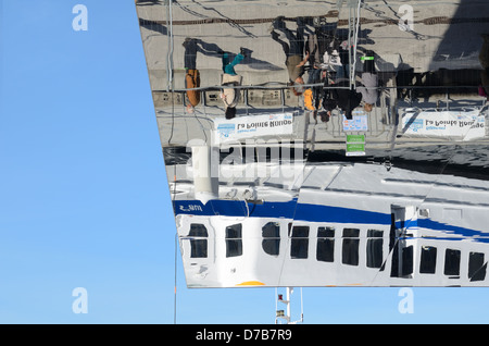 Réflexions du ferry à Norman Foster Pergola ou SunShade Canopy Old Port ou Vieux Port Marseille Provence France Banque D'Images