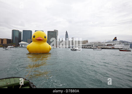 Rubber Duck World Tour exposition a eu lieu à Hong Kong, Chine Le jeudi 02 mai 2013. Beaucoup de citoyens et de touristes sont allés voir le géant mignon canard par le port de Victoria. Banque D'Images