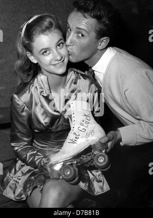 Franz Ningel Marika Kilius baisers sur la joue, photographié en septembre 1958. Ningel souhaite que son partenaire de longue date en patinage en couple bonne chance pour ses débuts à St. Ingbert au rouleau allemand figure skating championship. Banque D'Images