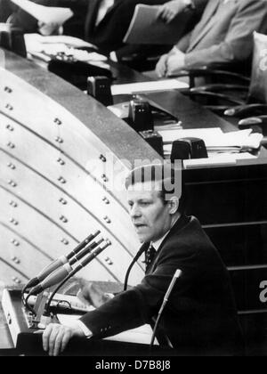 Délégué SPD Helmut Schmidt donne un discours très remarqué en ce qui concerne le débat sur la politique étrangère, la réunification et l'armement nucléaire de l'Armée fédérale dans le Bundestag allemand le 20 mars en 1958. Banque D'Images