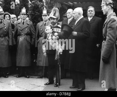 L'Empereur Hailé Sélassié I. de l'Éthiopie (en uniforme) arrive à la gare centrale à Bonn le 8 novembre en 1954 et est accueilli par Konrad Adenauer (dos, l), vice-président du Bundestag allemand Carlo Schmidt (dos, r) et chef de l'Etat de droit (Theodor Heuss Sélassié). L'empereur d'Éthiopie est le plus élevé en grade jusqu'à présent invité officiel de la République fédérale d'Allemagne. Banque D'Images