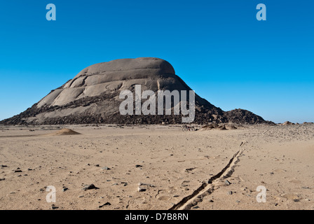 Mon vélo sous la montagne Jabel Silai'i près du village Sheikh Shazli (Humaithara) avec piste cyclable sur le sable, désert arabe de l'est, haute-Égypte Banque D'Images