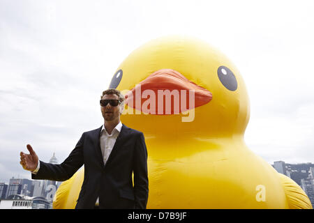 Rubber Duck World Tour exposition a eu lieu à Hong Kong, Chine Le jeudi 02 mai 2013. Beaucoup de citoyens et de touristes sont allés voir le géant mignon canard par le port de Victoria. Banque D'Images