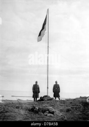 Deux policiers, stationnées sur l'île de Helgoland, stand à côté du pavillon arboré. L'île dans la mer du Nord a été de nouveau donné aux mains allemandes le 1er mars en 1952. Banque D'Images