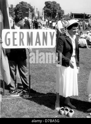 Participant olympique allemande Birgit Klom attend que l'entrée de l'équipe allemande au cours de la célébration d'ouverture des Jeux Olympiques de Melbourne le 22 novembre en 1956. Banque D'Images