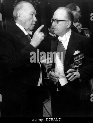 Walter HALLSTEIN, secrétaire d'État (r) parle au chancelier Konrad Adenauer (l) au cours d'une réception à l'occasion du chef de l'état Theodor Heuss' 75e anniversaire le 30 janvier en 1959. Banque D'Images