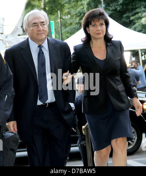 Dominique Strauss-Kahn et Anne Sinclair Dominique Strauss-Kahn arrivant à des tribunaux criminels de New York, où il Banque D'Images