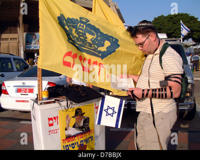 Prière avant la finale à quatre jeux de basket-ball à Tel Aviv, 2004 Banque D'Images