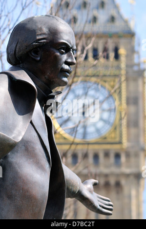 Londres, Angleterre, Royaume-Uni. Statue (2007, par Glynn Williams) de David Lloyd George, premier ministre (1863-1945) au Parlement 1916-22 Sq Banque D'Images