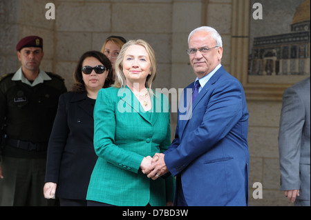 La secrétaire d'Etat américaine, Hillary Rodham Clinton rencontre le président de l'Autorité palestinienne Mahmoud Abbas, le 21 novembre 2010 à Ramallah, Cisjordanie. Banque D'Images