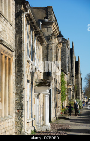 WITNEY, Oxfordshire, UK. Maisons sur Church Green dans le centre-ville. L'année 2013. Banque D'Images