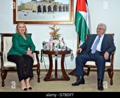 La secrétaire d'Etat américaine, Hillary Rodham Clinton rencontre le président de l'Autorité palestinienne Mahmoud Abbas, le 21 novembre 2010 à Ramallah, Cisjordanie. Banque D'Images