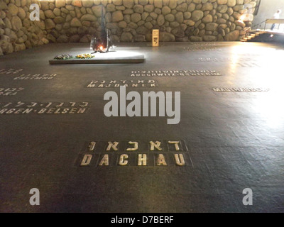 Flamme éternelle à la salle du Souvenir à Yad Vashem Holocaust History Museum à Jérusalem Banque D'Images