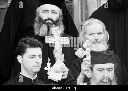 Jérusalem, Israël. 3e mai 2013. Des milliers de chrétiens orthodoxes de l'est prendre part à crucessions le long de la Via Dolorosa, retraçant les dernières étapes de Jésus, le Vendredi Saint et Grand, précédant Pâques. Climax en approche sur les émotions l'église du Saint-Sépulcre. Credit : Alon Nir / Alamy Live News Banque D'Images