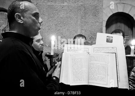 Jérusalem, Israël. 3e mai 2013. Un service de prière se déroule à l'intérieur de l'église du Saint Sépulcre à la Chapelle copte. Jérusalem, Israël. 3-mai-2013. Des milliers de chrétiens orthodoxes de l'est prendre part à crucessions le long de la Via Dolorosa, retraçant les dernières étapes de Jésus, le Vendredi Saint et Grand, précédant Pâques. Climax en approche sur les émotions l'église du Saint-Sépulcre. Credit : Alon Nir / Alamy Live News Banque D'Images