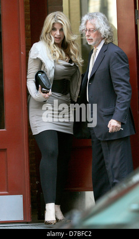 Kirstie Alley portant une robe moulante qu'elle laisse une résidence à Manhattan New York, USA - 03.06.11 Banque D'Images