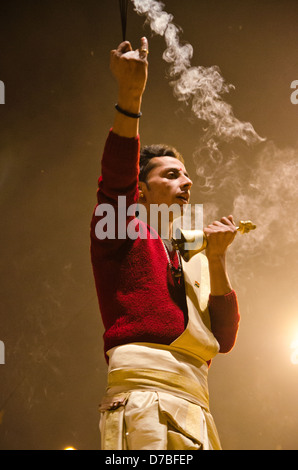 VARANASI, INDE - Le 26 janvier : l'Homme effectue le rituel Ganga Aarti le 26 janvier à Varanasi. Banque D'Images