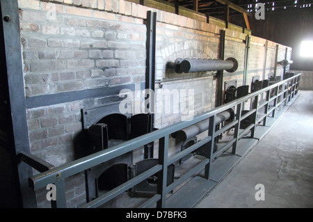 Portes de sortie pour les cendres des victimes des fours dans le crématorium du camp de la mort de Majdanek en Pologne Banque D'Images
