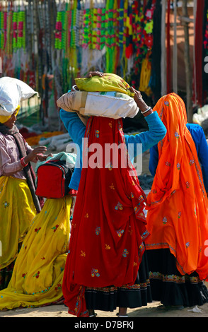 Les femmes portant robe colorée Banque D'Images