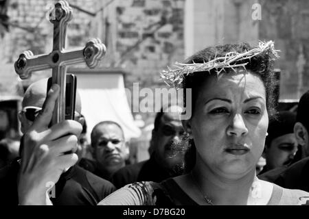 Jérusalem, Israël. 3e mai 2013. Des milliers de chrétiens orthodoxes de l'est prendre part à crucessions le long de la Via Dolorosa, retraçant les dernières étapes de Jésus, le Vendredi Saint et Grand, précédant Pâques. Climax en approche sur les émotions l'église du Saint-Sépulcre. Credit : Alon Nir / Alamy Live News Banque D'Images