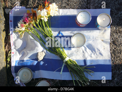 Drapeau israélien et memorial bougies commémorant les victimes de l'holocauste juif au camp d'extermination de Treblinka en Pologne Banque D'Images