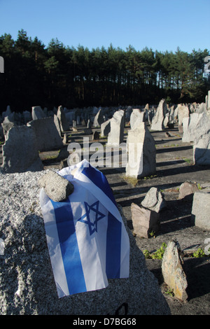 Drapeau israélien commémorant les victimes de l'holocauste juif au camp d'extermination de Treblinka en Pologne Banque D'Images