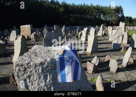 Drapeau israélien commémorant les victimes de l'holocauste juif au camp d'extermination de Treblinka en Pologne Banque D'Images