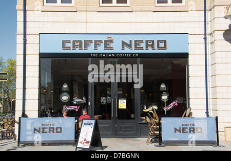 WITNEY, Oxfordshire, UK. Caffe Nero à Marriott's Walk Shopping Centre. L'année 2013. Banque D'Images