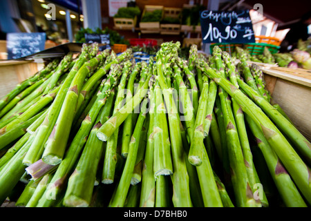 Les tiges d'asperges fraîches dans le marché de Toulouse, grand angle Banque D'Images