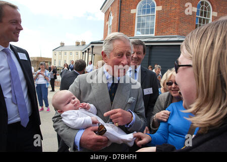 Photo:Jeff Gilbert. 2004/2005, Dorset, England, UK. 3 mai, 2013. Le Prince Charles détient 14 semaines Scarlett Coleman remis au Prince par mère Amy Nash (21) tandis que sur un tour du village de Dorset il a développé au cours de sa 20e anniversaire visite en 2004/2005 près de Dorchester, au sud-ouest de l'Angleterre. Banque D'Images