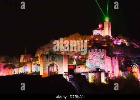 Courts de forteresse Tsarevets et spectacle son et lumière laser, Veliko Tarnovo, Bulgarie Banque D'Images